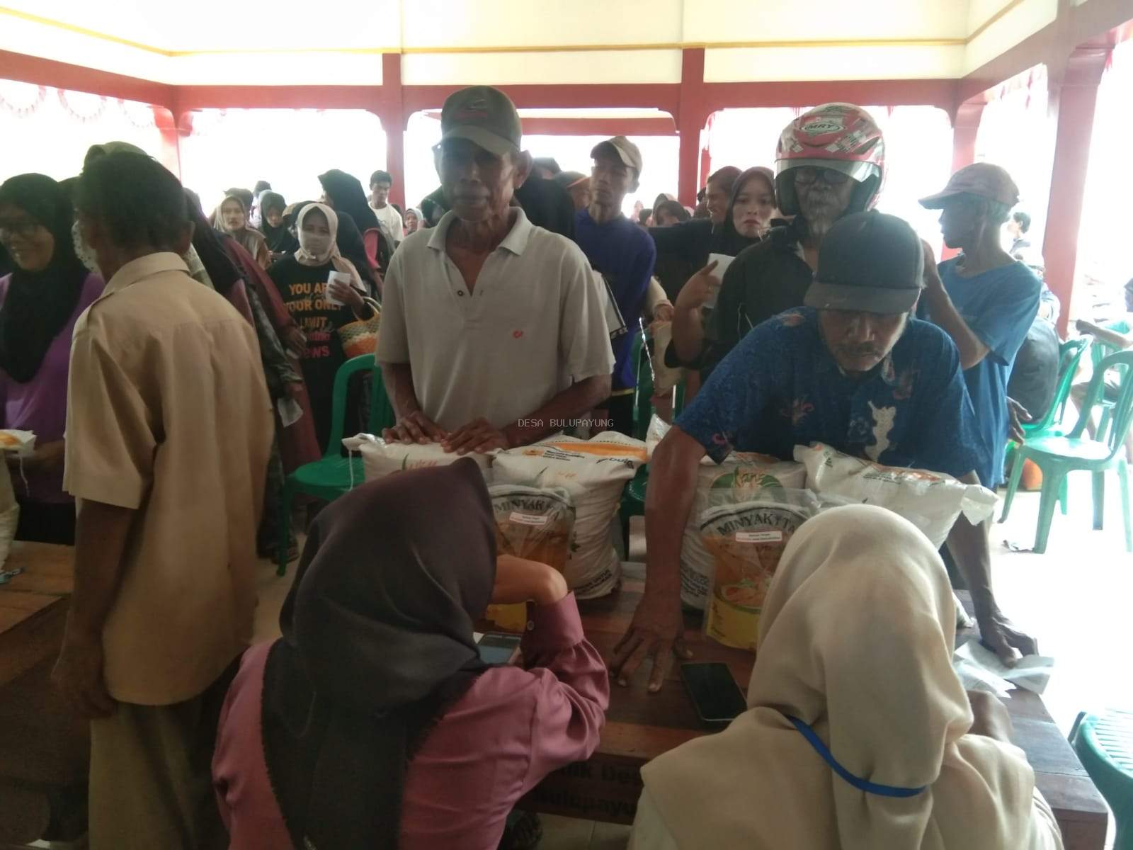 Pembagian BANPANG ( Bantuan Pangan ) Oleh BULOG Di Desa Bulupayung Kecamatan Patimuan